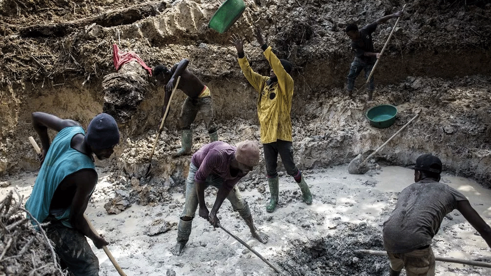  عمال المناجم الحرفيون الكونغوليون يبحثون عن الذهب