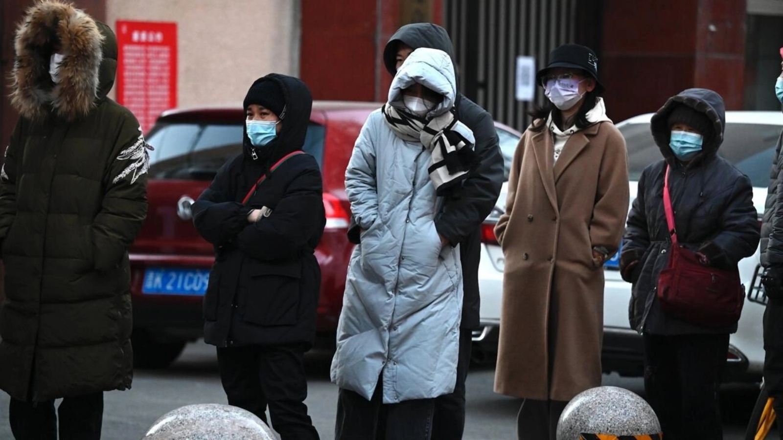 مواطنون ينتظرون في طابور للخضوع لفحص تشخيص الإصابة بكوفيد-19 في بكين في الثالث من ديسمبر 2022