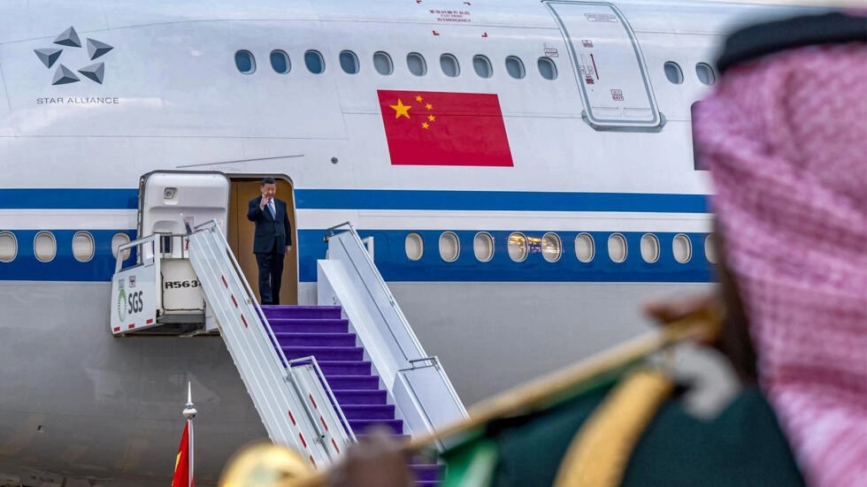 الرئيس الصيني شي جينبينغ لحظة وصوله إلى مطار الملك خالد في الرياض الأربعاء