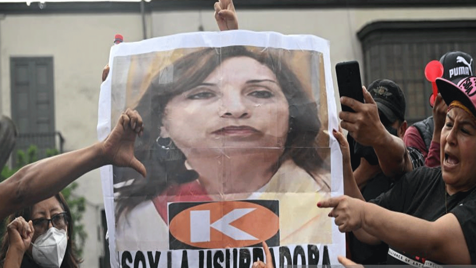 معارضون ينددون بحكم الرئيسة الجديدة للبلاد دينا بولوارتي 