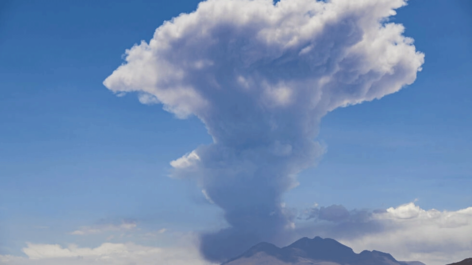 منظر لبركان لاسكار، في منطقة أنتوفاجاستا التشيلية، أثناء النبض البركاني. في 10 كانون الأول\ديسمبر 2022