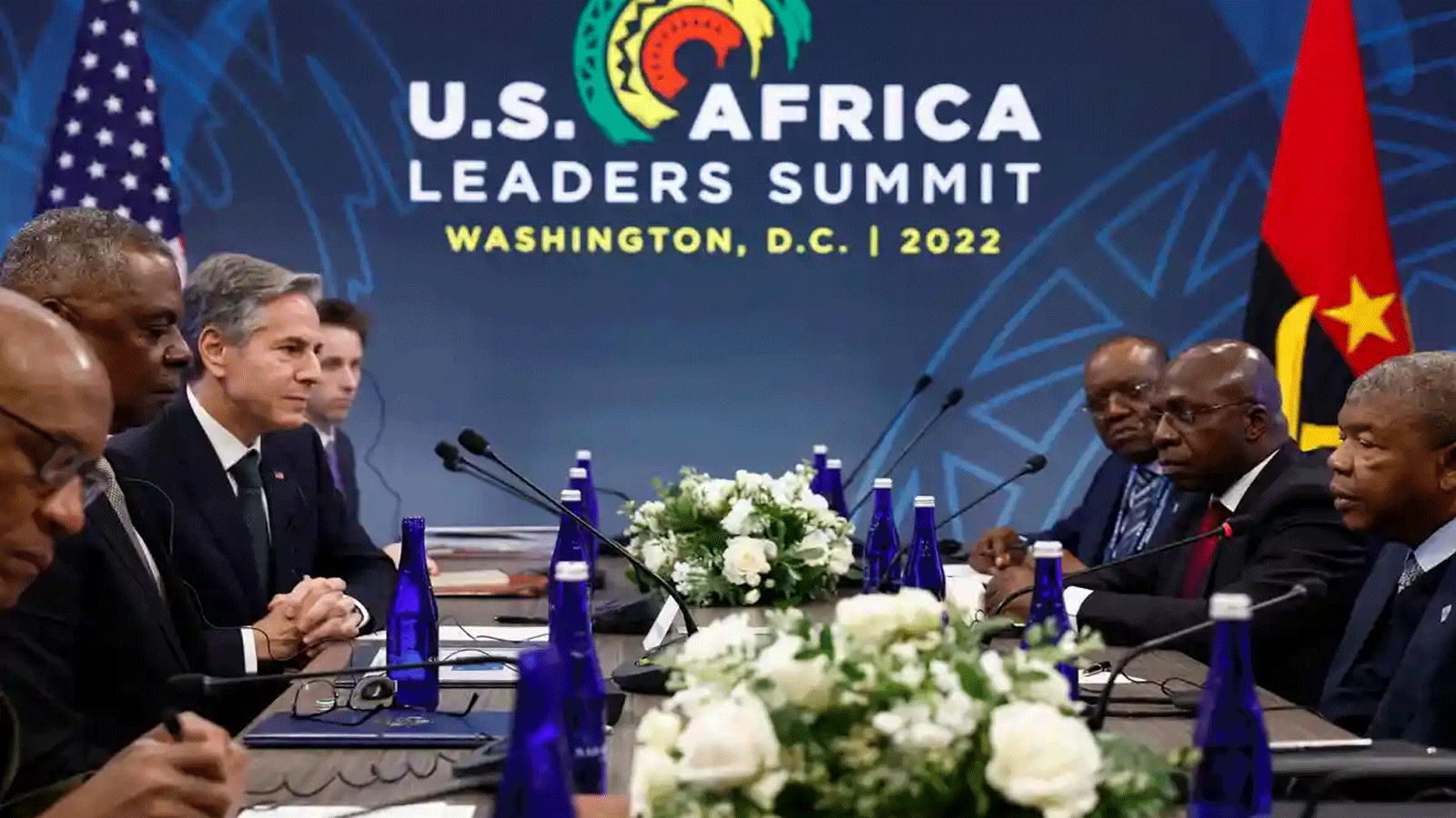  وزير الخارجية الأميركي، أنتوني بلينكين (الثالث من اليسار) ، ووزير الدفاع، لويد أوستن (الثاني من اليسار)، يلتقيان بالرئيس الأنغولي، جواو لورينسو (على اليمين)، خلال القمة