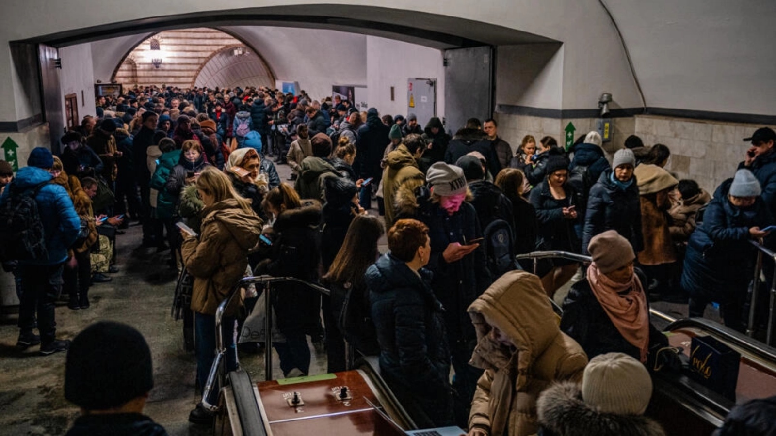 مدنيون يحتمون في محطة مترو أثناء إنذار من غارة جوية في كييف