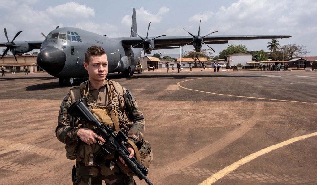 جنود فرنسيون يؤمنون الحراسة خلال الاستعداد لمغادرة بانغي في 15 ديسمبر 2022