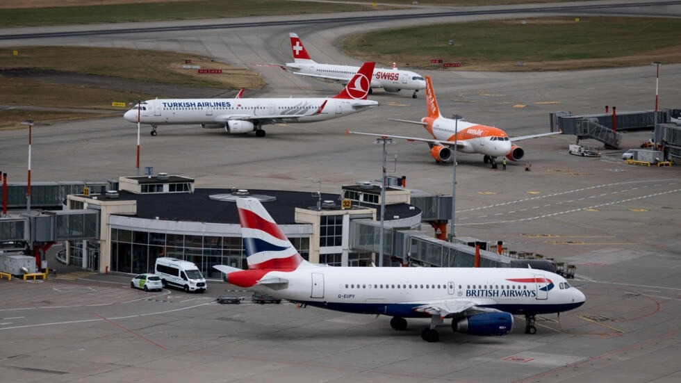 طائرات من اسطول بريتيش ايرويز على مدرج مطار جنيف في 28 يوليو 2022