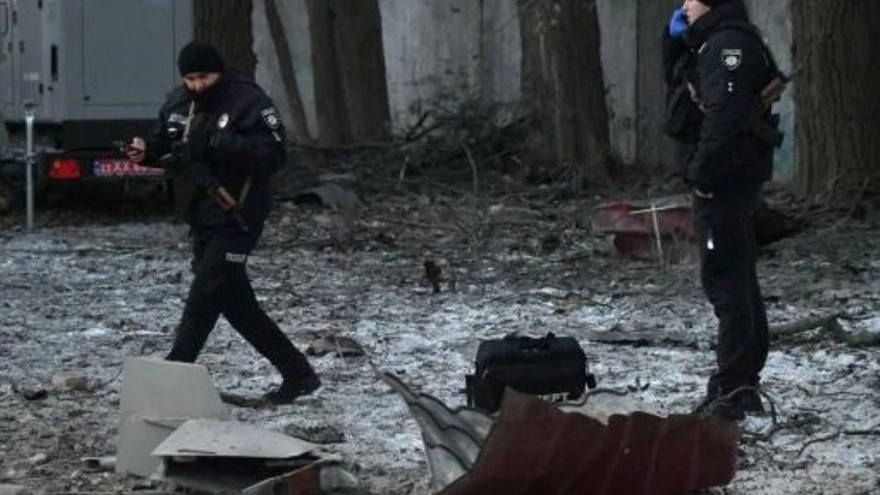 رجال إنقاذ وشرطة الأوكرانيون يفحصون بقايا مسيّرة بعد هجوم روسي على مبنى إداري ، في 14 ديسمبر 2022 في كييف