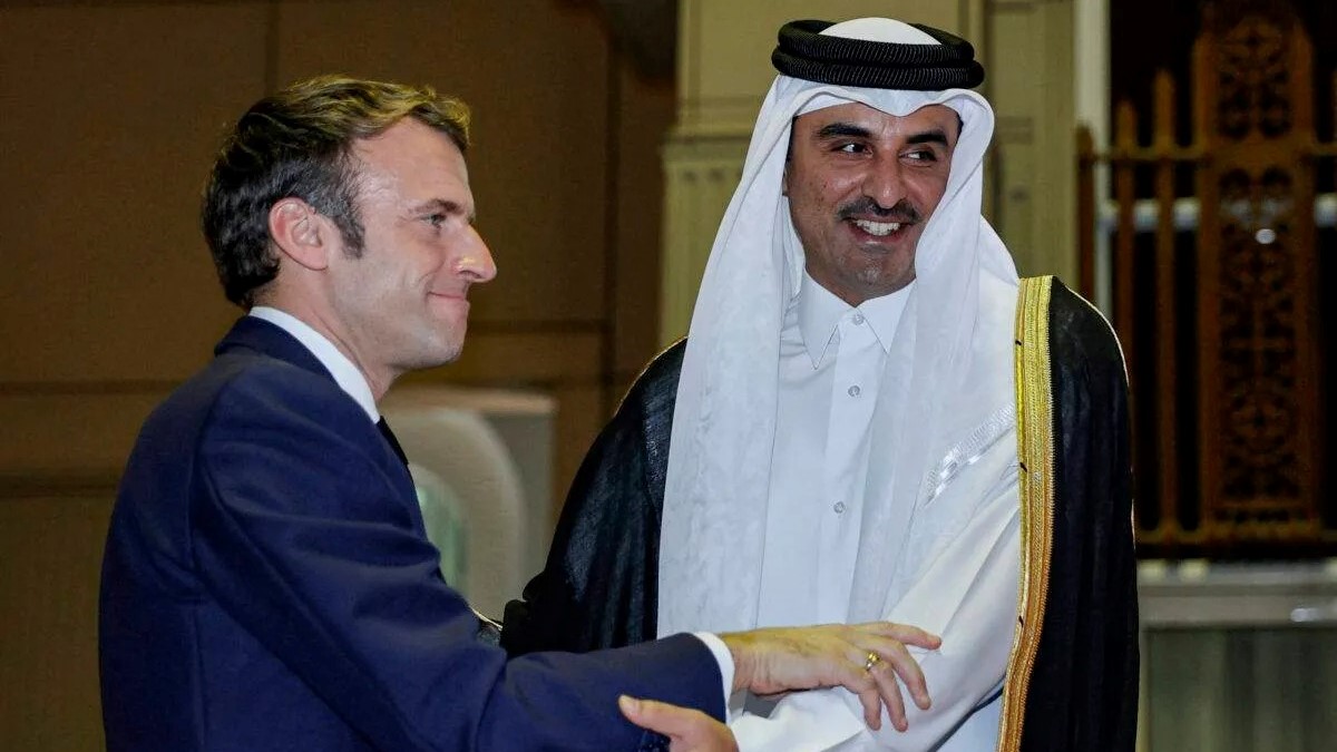 أمير قطر الشيخ تميم بن حمد آل ثاني (إلى اليمين) يستقبل الرئيس الفرنسي إيمانويل ماكرون (إلى اليسار) في الديوان الأميري بالعاصمة الدوحة في 3 ديسمبر 2021