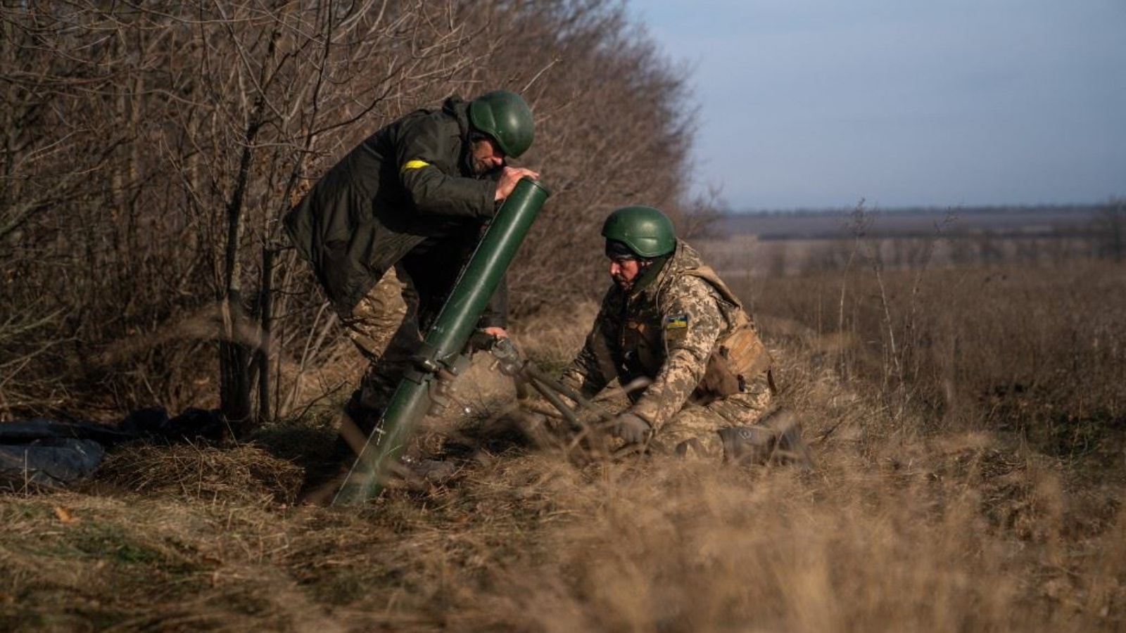 جنود أوكرانيون يطلقون قذائف هاون في موقع على الخط الأمامي في منطقة دونيتسك 9 ديسمبر 2022