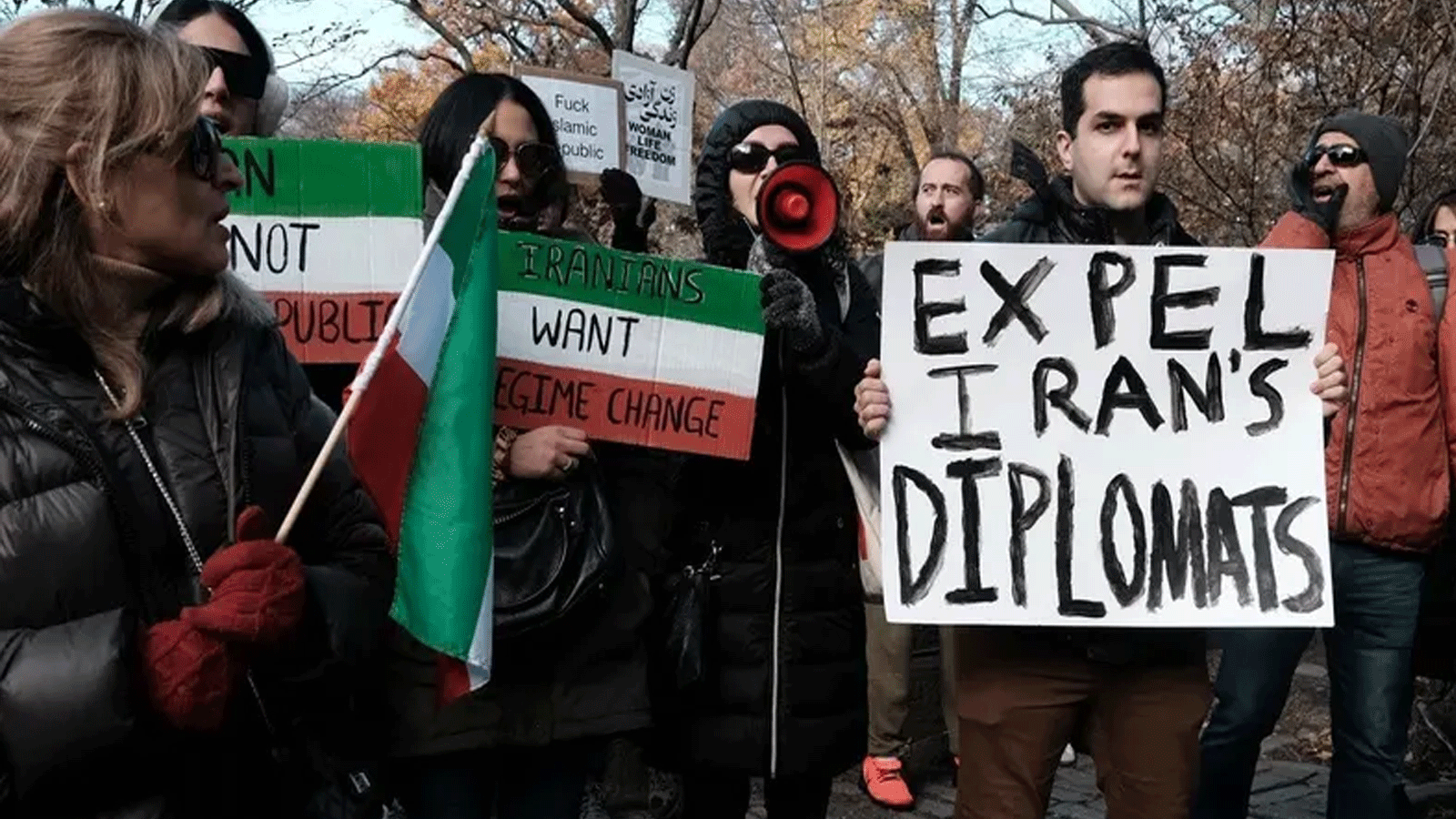 احتجاج مقر إقامة دبلوماسي إيراني للتنديد بالحكومة الإيرانية اعتراضاً على إعدام أحد المتظاهرين مؤخرًا في 10 كانون الأول\ديسمبر 2022 في مدينة نيويورك.