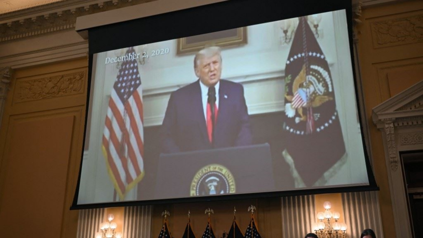 صورة تمّ التقاطها في 13 أكتوبر 2022، تُظهر مقطع فيديو للرئيس الأميركي السابق دونالد ترامب بُثَّ خلال جلسة لجنة مجلس النواب الأميركي المعنية بالتحقيق في هجوم 6 يناير على مبنى الكابيتول الأميركي في العاصمة واشنطن