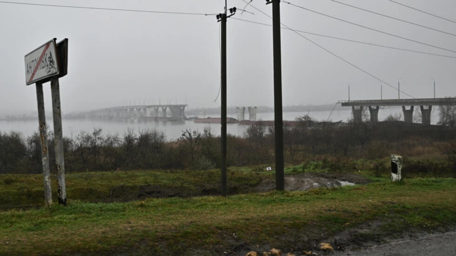 جسر انتونيفسكي المدمر في خيرسون باوكرانيا في 8 ديسمبر 2022