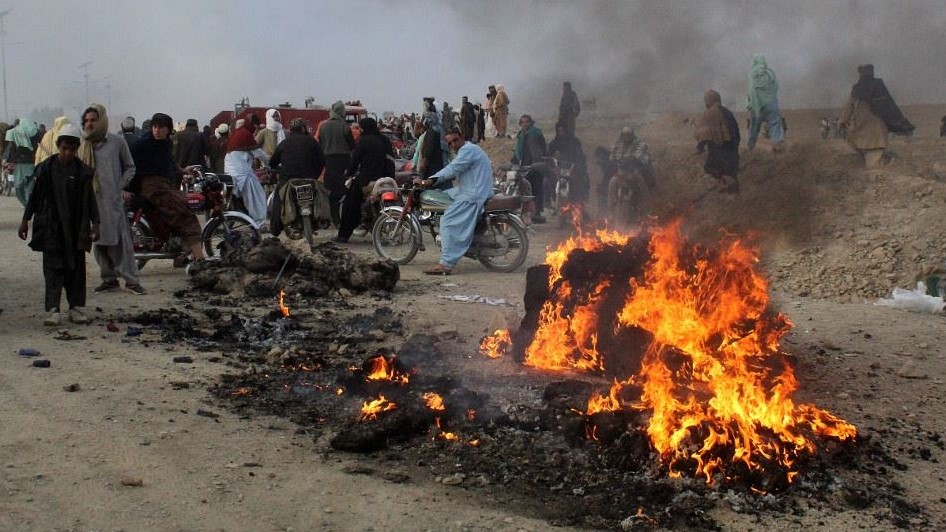 سكان تجمعوا بعدما أطلق عناصر طالبان قذائف هاون على بلدة شامان الحدودية الباكستانية في 11 ديسمبر 2022