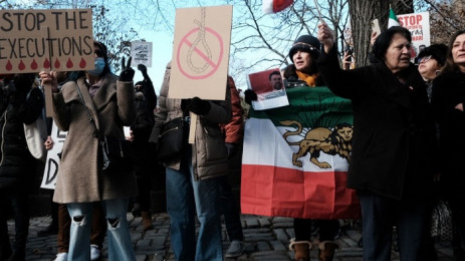 أشخاص يتجمعون خارج مقر إقامة دبلوماسي إيراني للتنديد بالحكومة الإيرانية وإعدام أحد المتظاهرين مؤخرًا في 10 ديسمبر 2022 في مدينة نيويورك.