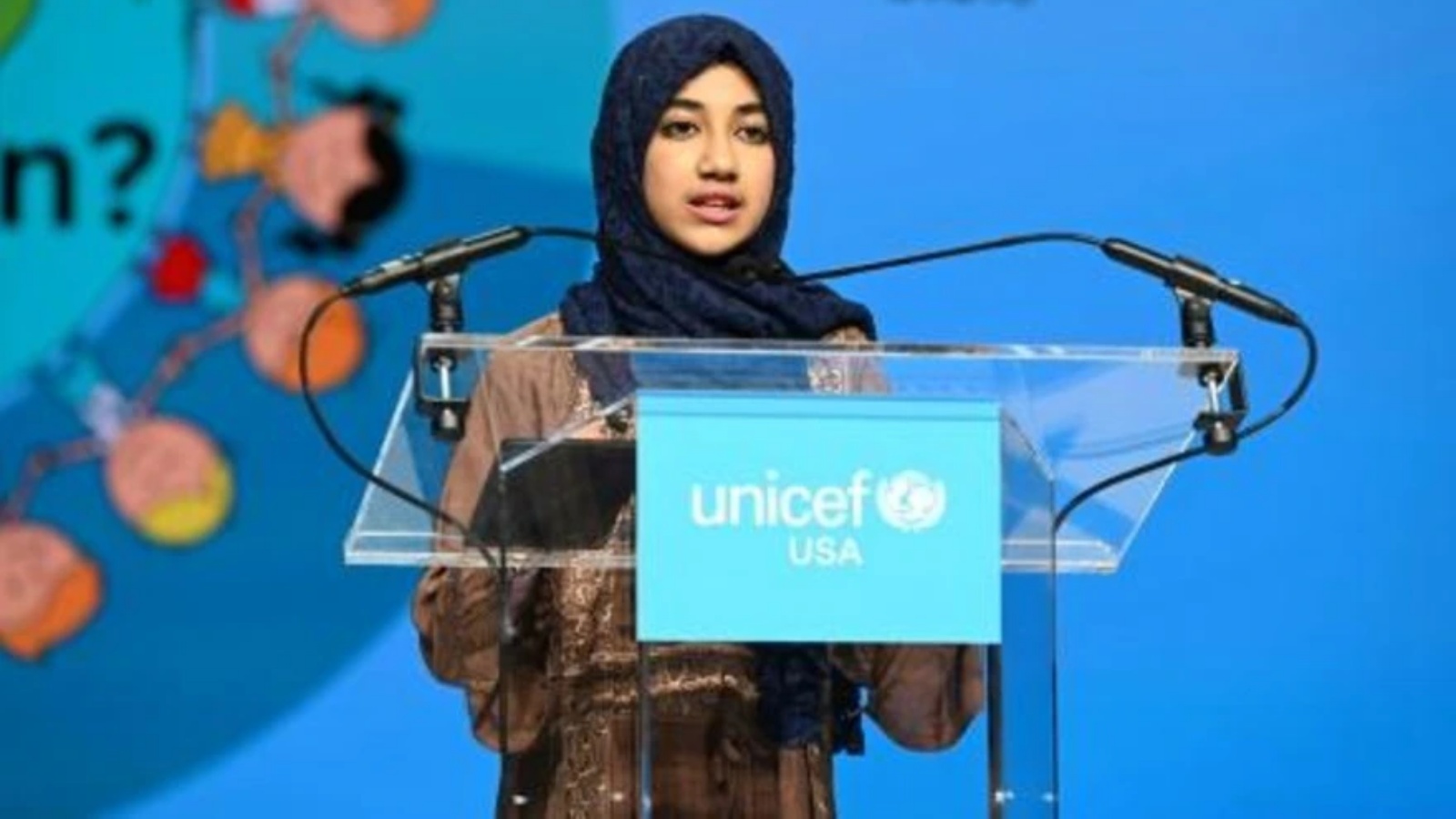 فتاة من بنغلادش تتحدث خلال حفل اليونيسف في 29 نوفمبر 2022 في مدينة نيويورك 