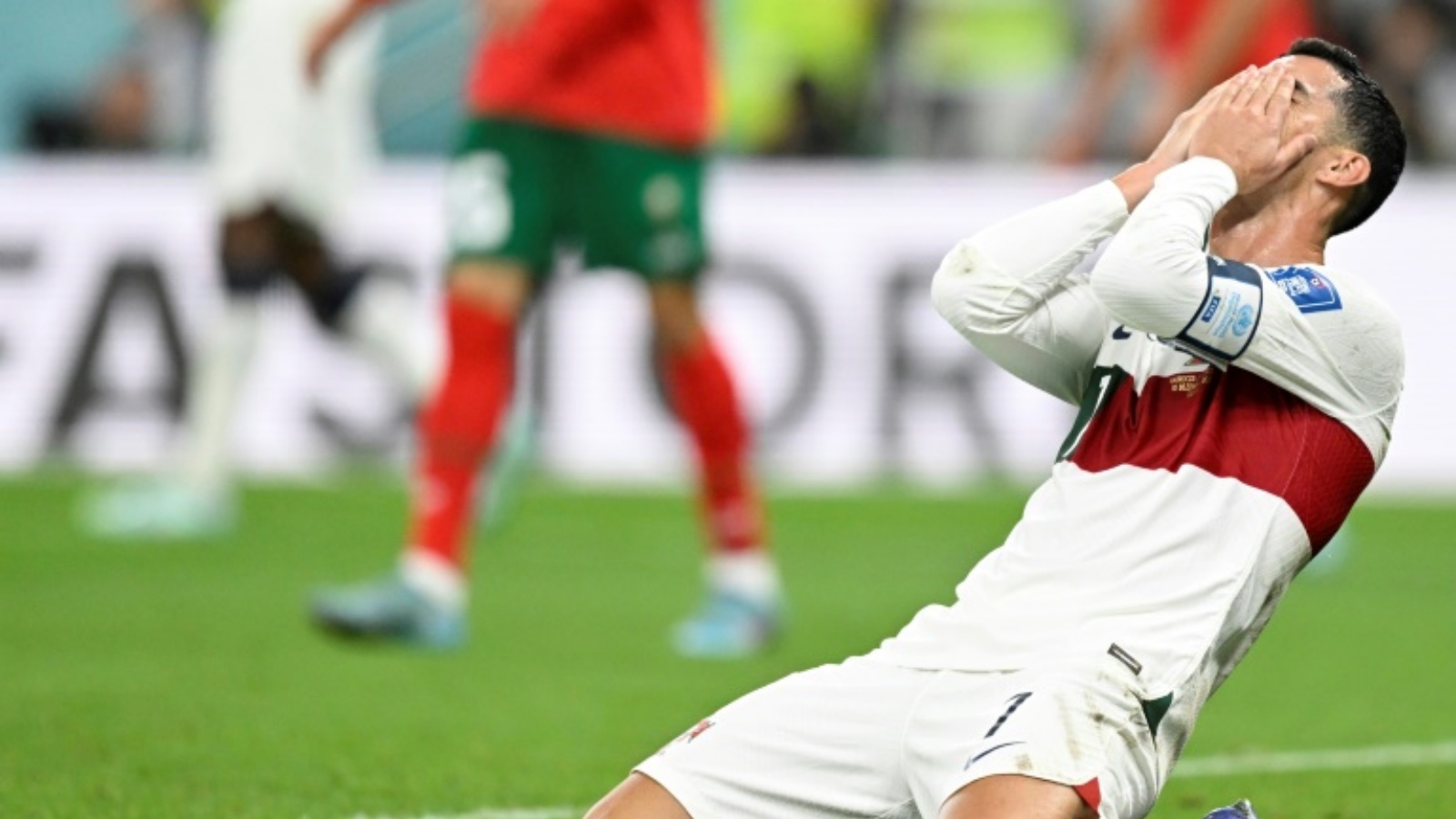 كريستيانو رونالدو خائباً في المباراة الاخيرة للبرتغال في كأس العالم 2022 امام المغرب 
