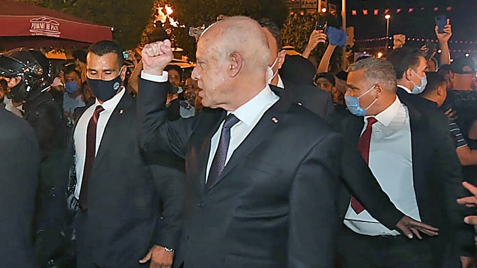 الرئيس التونسي قيس سعيّد في 26 تموز/يوليو 2021 وسط مؤيدين له في شارع الحبيب بورقيبة في العاصمة التونسية