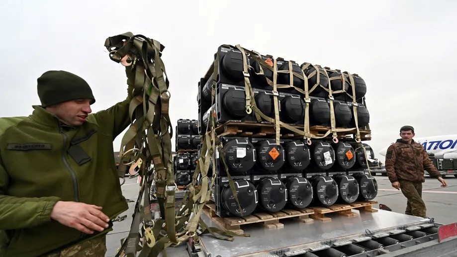 جنود أوكرانيون يفرغون طائرة تحمل صواريخ جافلين، وهو صاروخ محمول مضاد للدبابات أميركي الصنع، في كييف