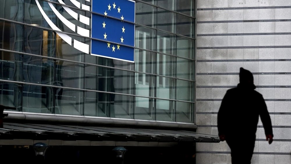رجل يسير بالقرب من مدخل البرلمان الأوروبي في بروكسل يوم 9 ديسمبر 2022