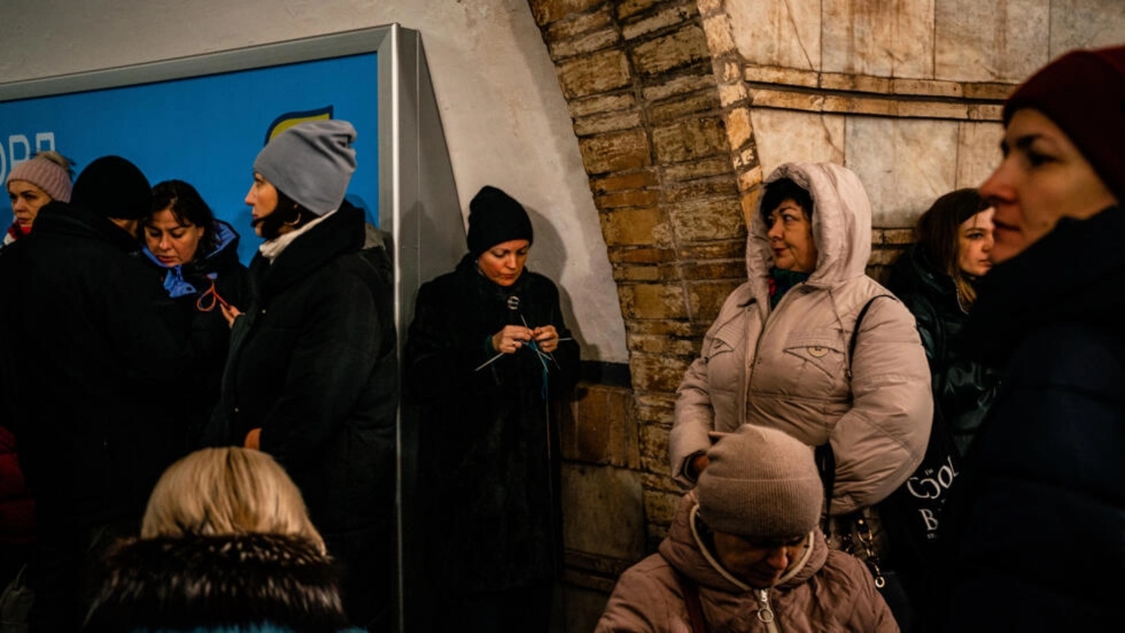مواطنون لجأوا إلى محطة قطارات انفاق خلال انذار جوي في 16 ديسمبر 2022 في العاصمة الأوكرانية كييف 