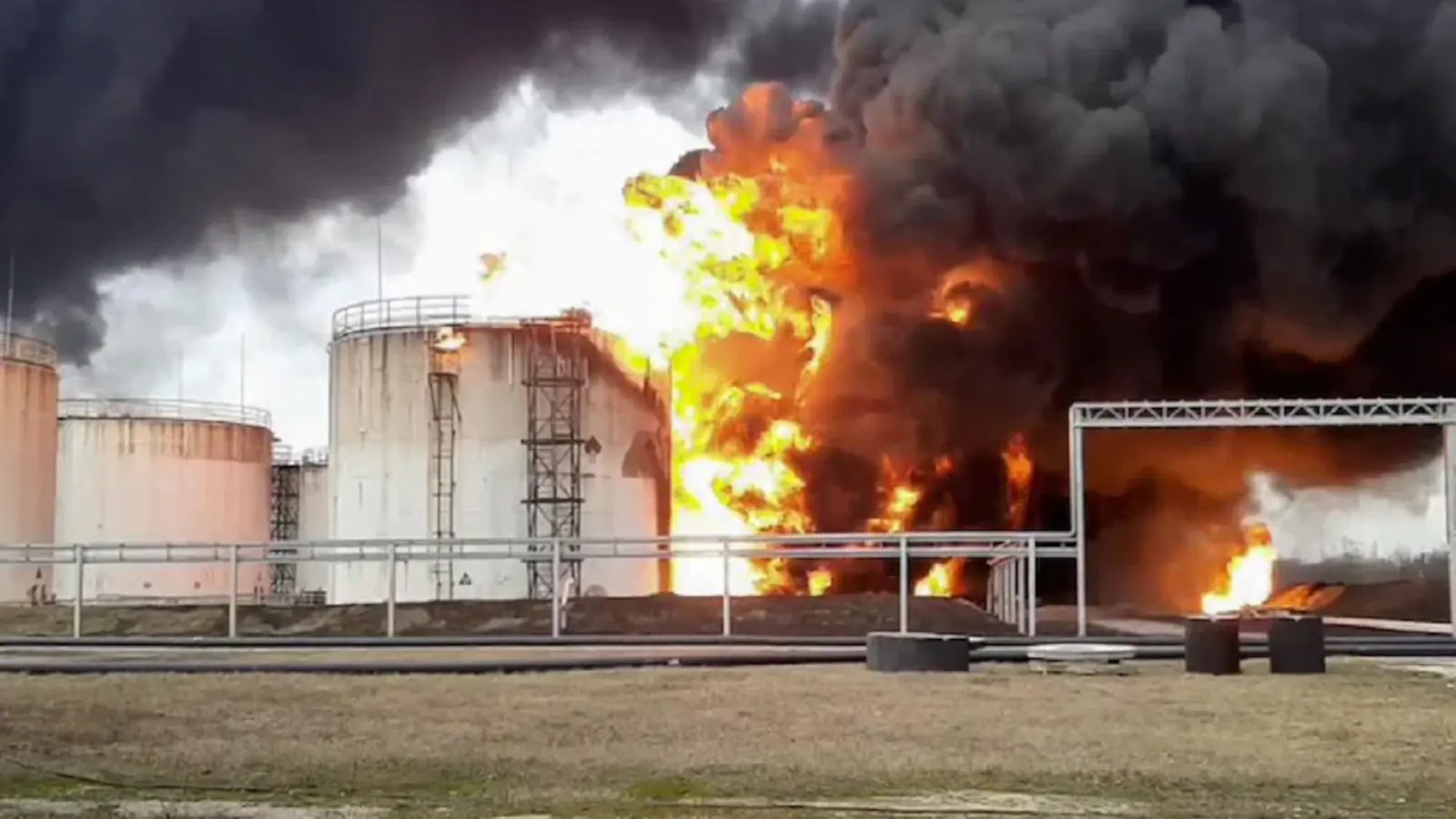 صورة من الأرشيف لحريق في مصفاة نفط روسية في يونيو الماضي