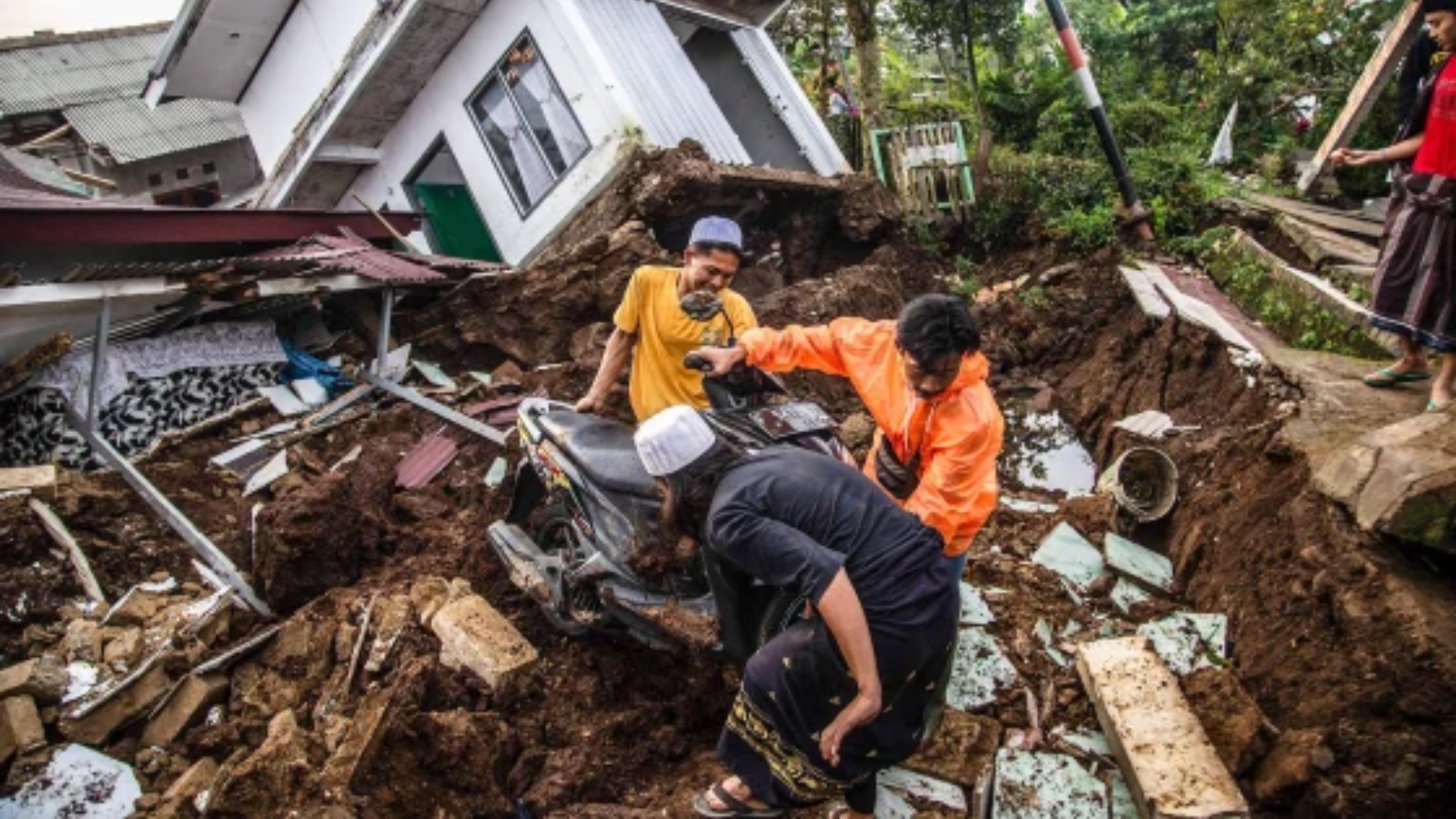 ارتفاع حصيلة قتلى الزلزال في إندونيسيا إلى 602 