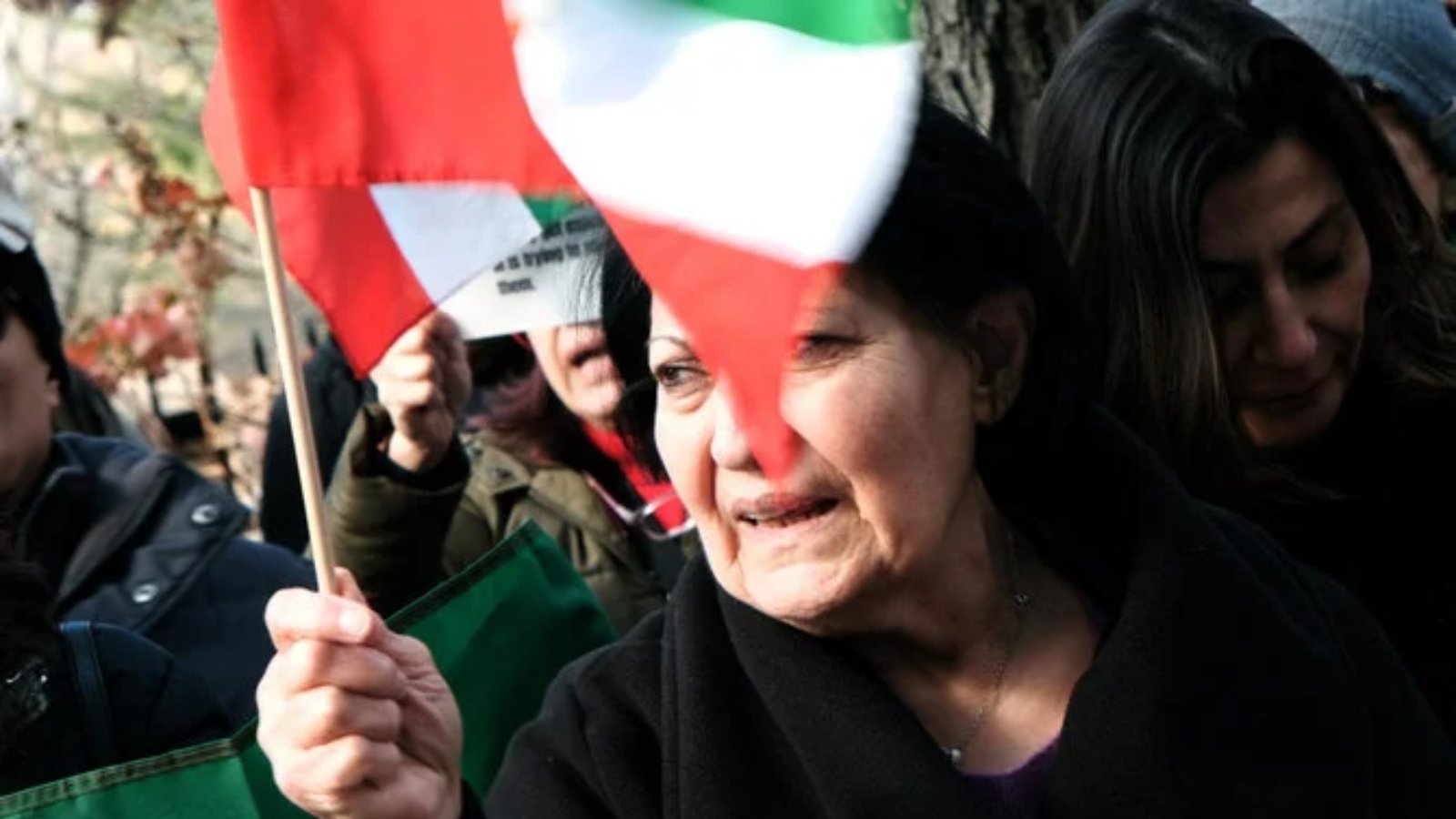 امرأة تنضم إلى المتظاهرين أثناء تجمعهم خارج مقر إقامة دبلوماسي إيراني للتنديد بالحكومة الإيرانية وإعدام أحد المتظاهرين مؤخرًا في 10 ديسمبر 2022 في مدينة نيويورك.