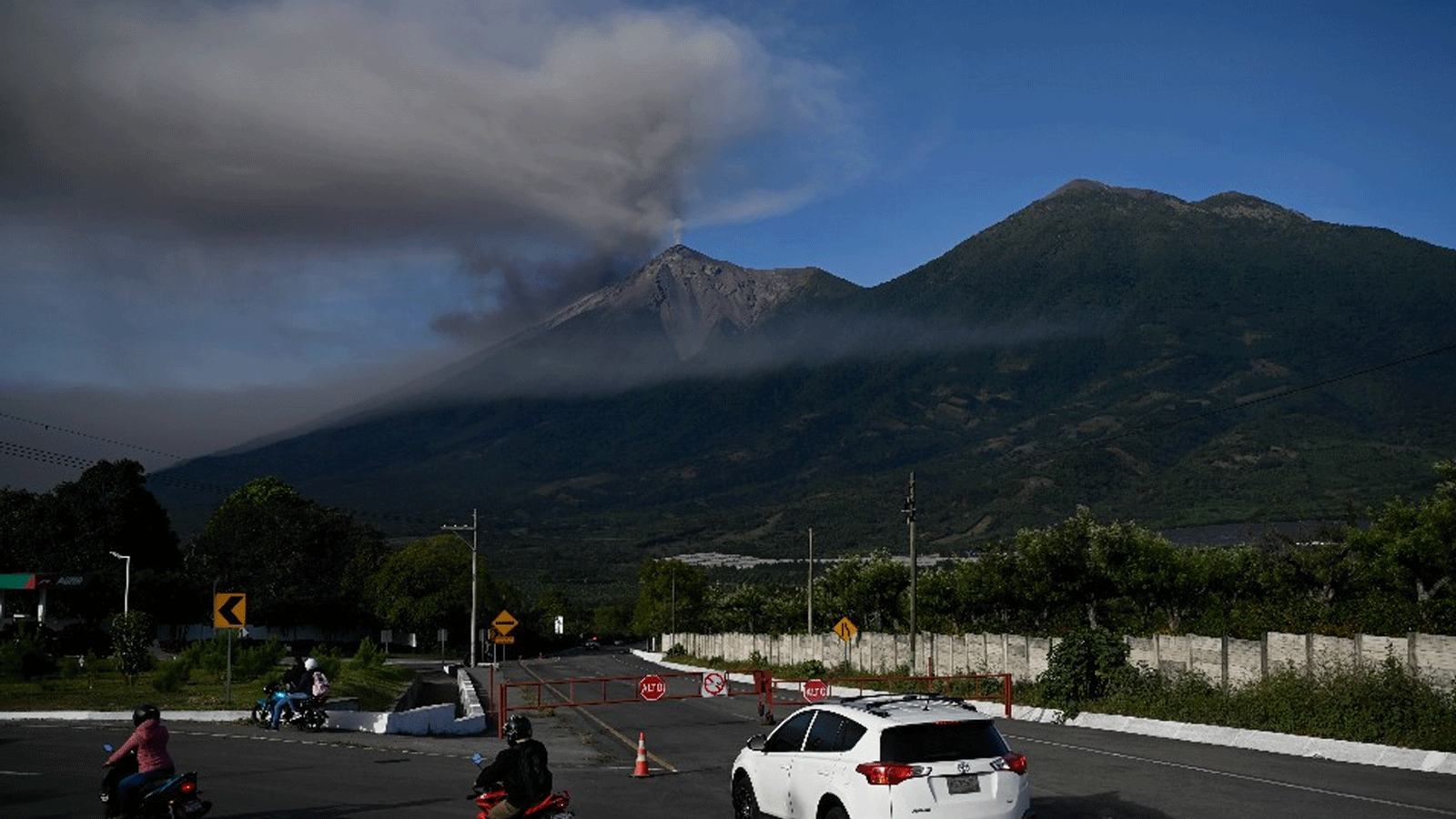 ثوران البركان يجبر السلطات على إغلاق أكبر مطارات غواتيمالا