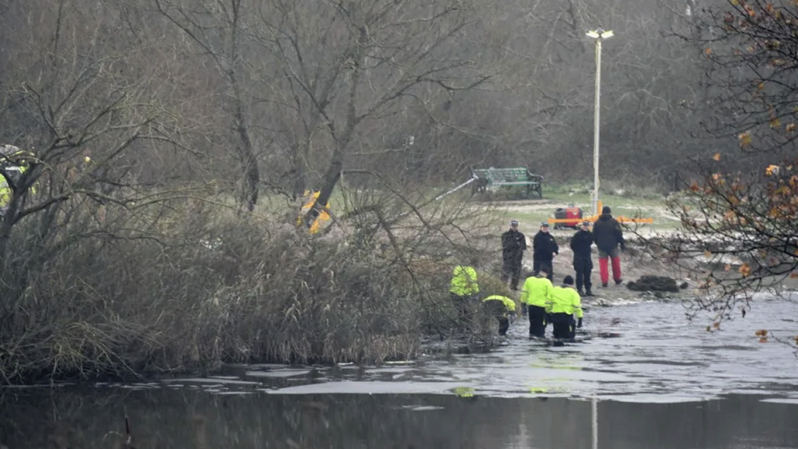فرق تفتيش الشرطة في مكان الحادث في Babbs Mill Park في Kingshurst ، Solihull.(وكالة التصوير الوطنية لبريطانيا)فرق تفتيش الشرطة في مكان الحادث في Babbs Mill Park في Kingshurst ، Solihull.(وكالة التصوير الوطنية لبريطانياPA)