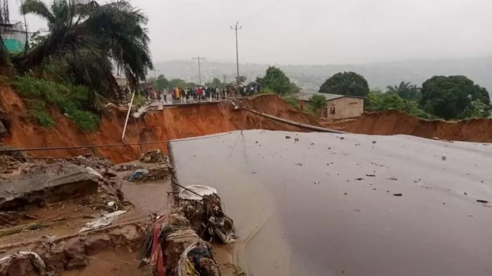 انهيار طريق رئيسي إلى قسمين بفعل الأمطار الغزيرة والفيضانات في الكونغو الديمقراطية