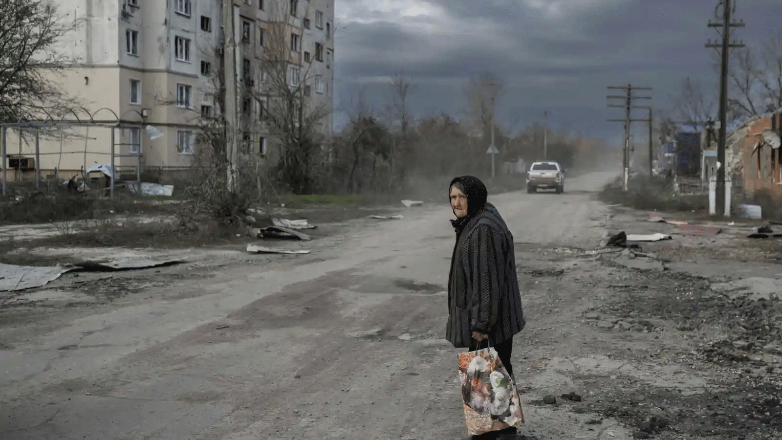 سيدة تقف في خيرسون التي استعادتها القوات الأوكرانية من روسيا