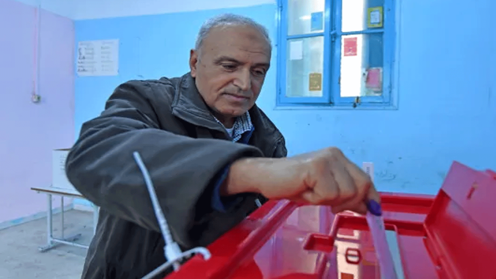 مواطن تونسي يشارك في العملية الانتخابية التشريعية 17 ديسمبر\ كانون الاول2022