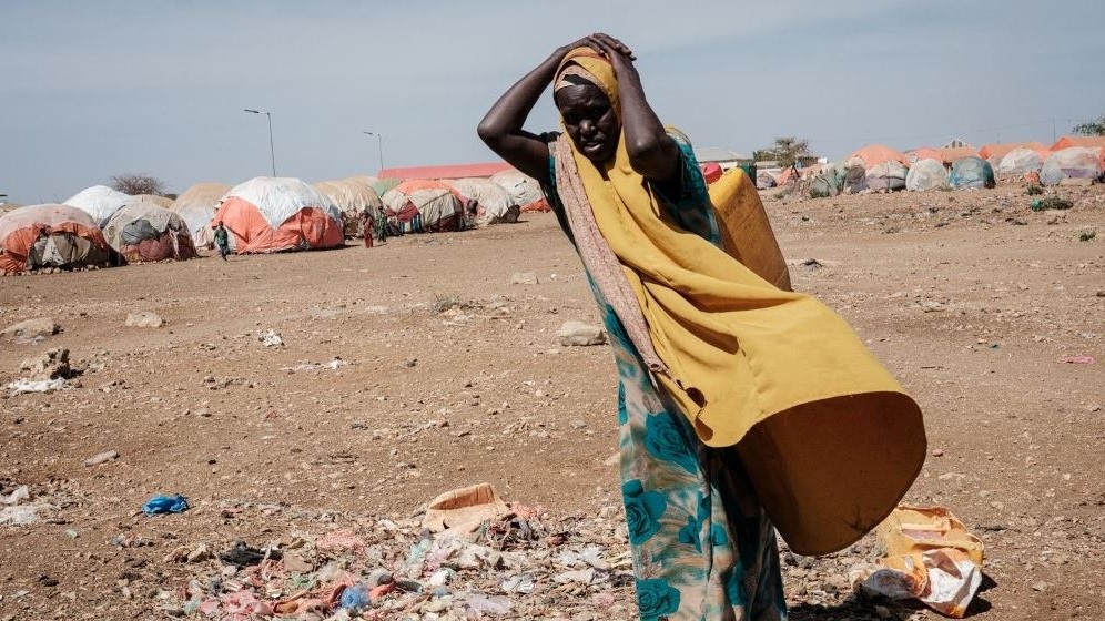 امرأة تحمل حاوية مياه في مخيم للنازحين داخليا في بيدوا، الصومال، في 13 فبراير 2022