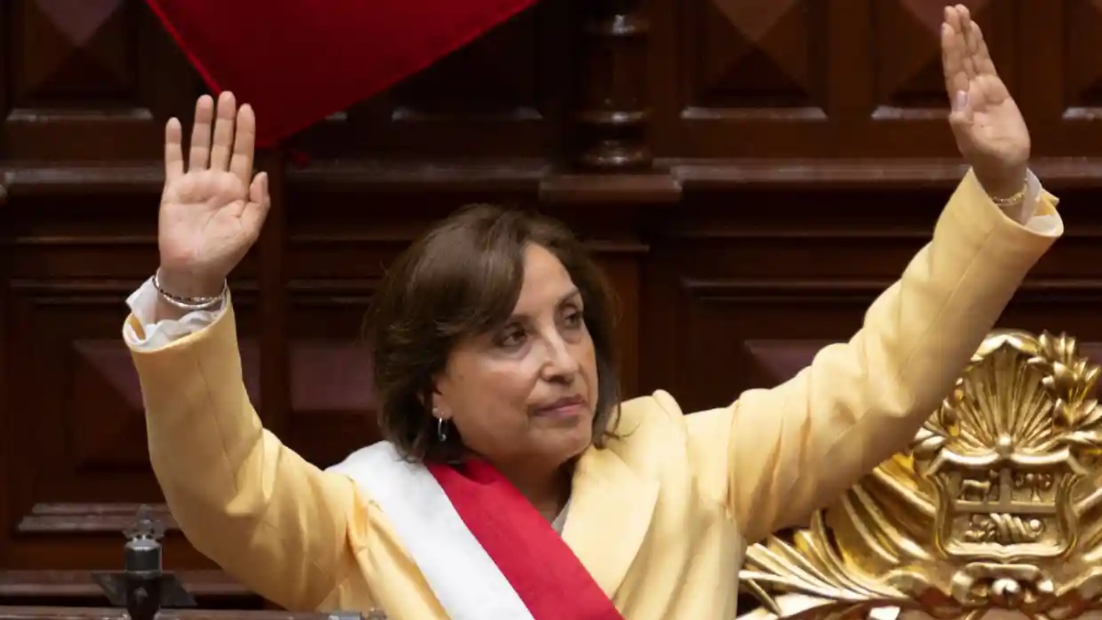 دينا بولوارت تحيي أعضاء الكونغرس بعد أداء اليمين الدستورية كرئيس بعد ساعات من عزل بيدرو كاستيلو في ليما يوم الأربعاء