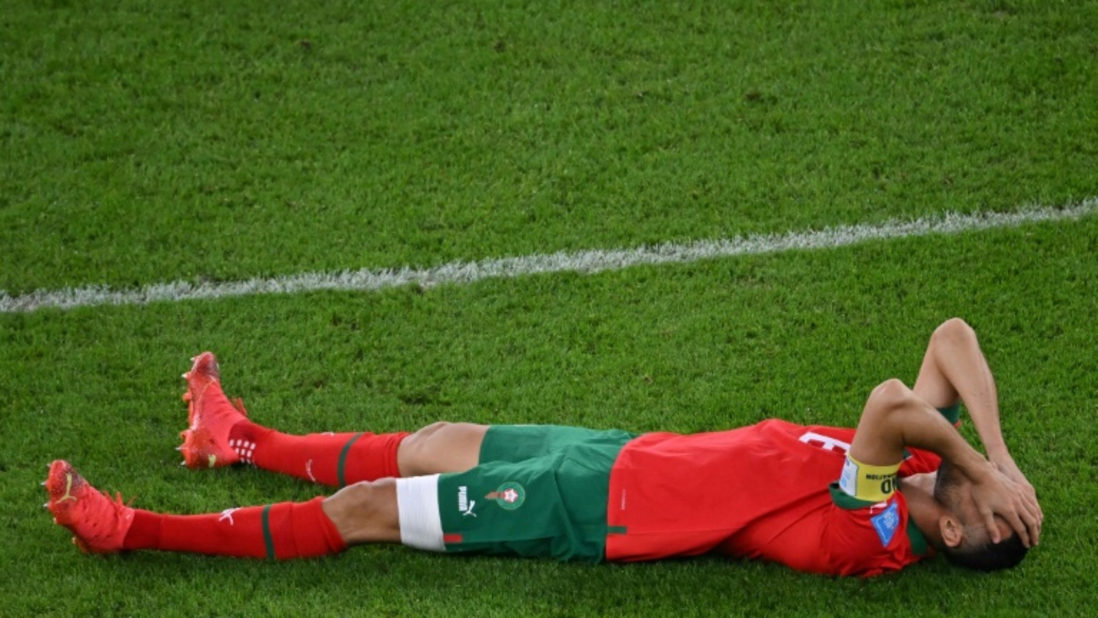 قائد المنتخب المغربي رومان سايس يتألم من شدة الاصابة خلال المباراة ضد البرتغال في ربع نهائي مونديال قطر في العاشر من ديسمبر 2022.