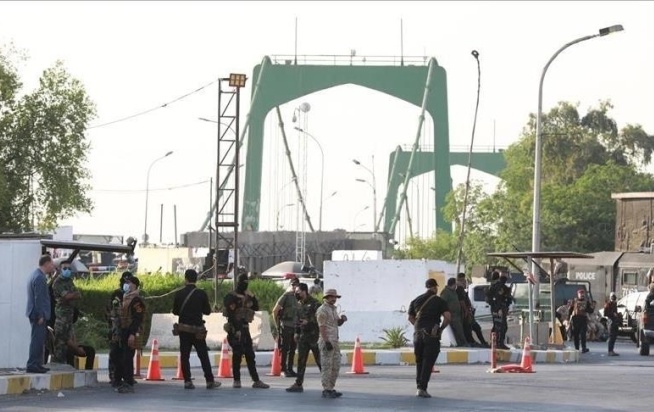 القوات الامنية العراقية شددت من اجراءاتها حول المنطقة الخضراء وسط بغداد في يوليو 2022 في محاولة لمنع القوى السياسية المتخاصمة من اختراقها (تويتر)