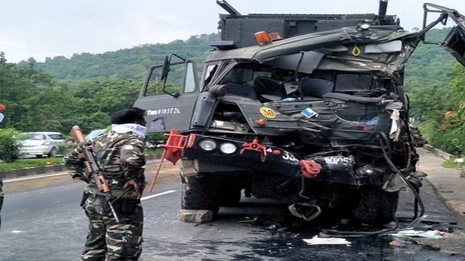 مقتل 16 عسكريًا هنديًا في انحراف شاحنتهم