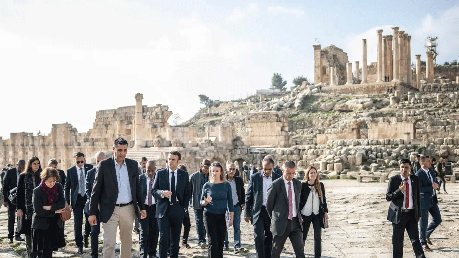 الرئيس الفرنسي إيمانويل ماكرون (وسط) يزور موقع جرش الأثري في 21 كانون الأول\ ديسمبر 2022 في الأردن.
