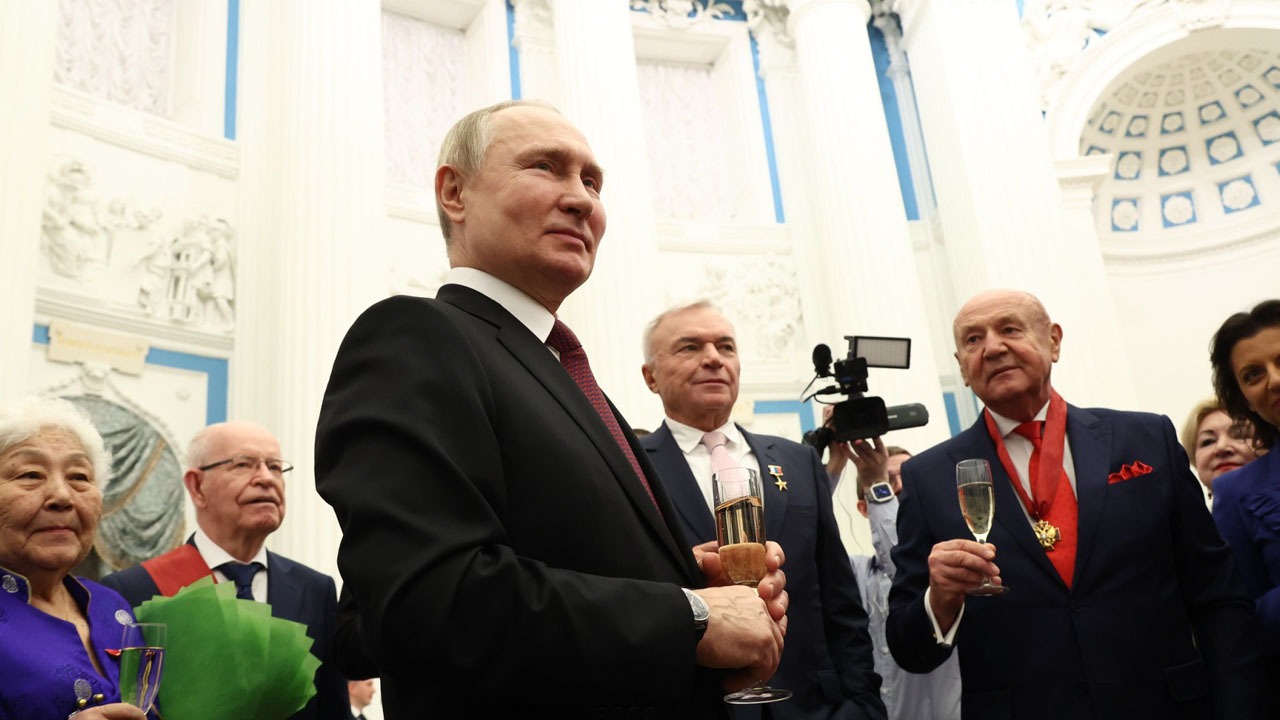 الرئيس الروسي فلاديمير بوتين يشارك مشروبا مع الفائزين بعد حفل توزيع جوائز الدولة في الكرملين في موسكو في 20 ديسمبر 2022