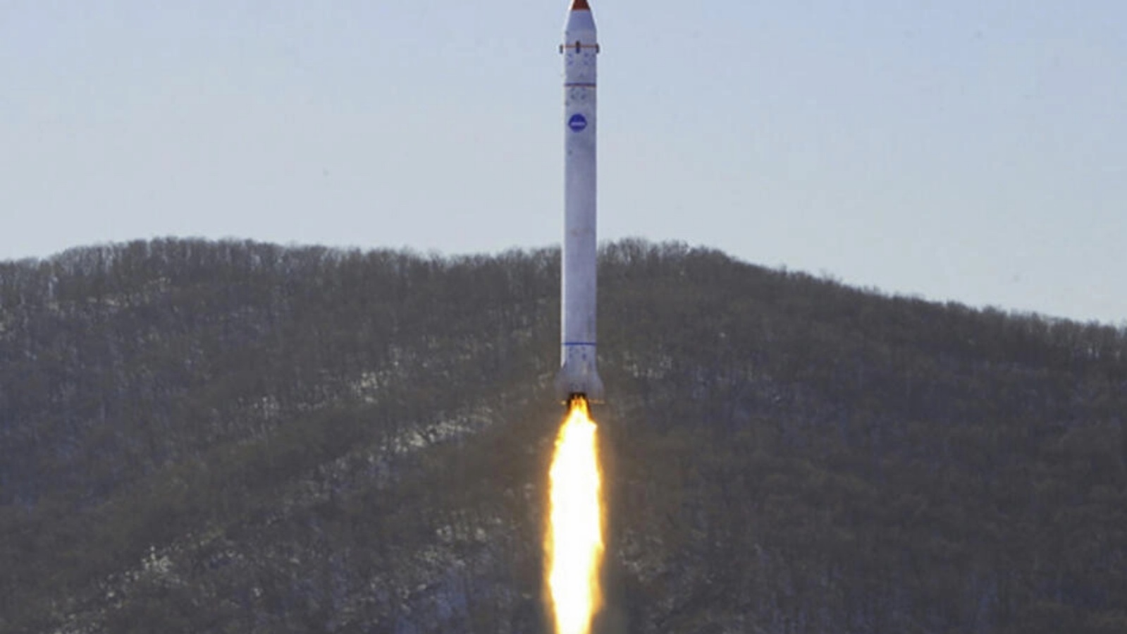 صورة ملتقطة في 18 ديسمبر 2022 نشرتها وكالة الأنباء الكورية الرسمية (كاي سي ان ايه) في 19 من الشهر لصاروخ يحمل قمراً اصطناعياً تجريبياً أطلق ن قاعدة سوهي