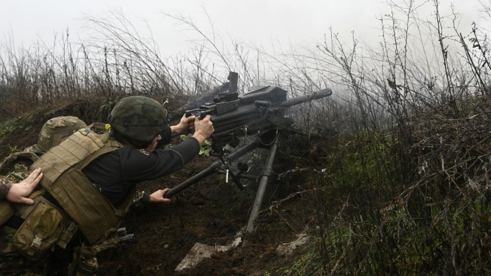 جنود أوكرانيون يطلقون قذائف باتجاه المواقع الروسية على خط المواجهة في شرق أوكرانيا 17 ديسمبر 2022