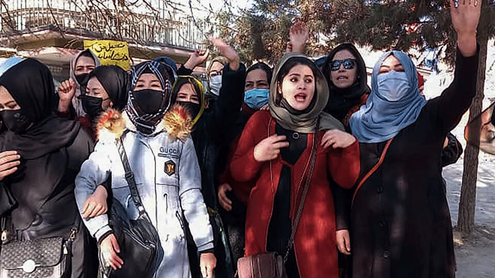  احتجاج مجموعات صغيرة من النساء الأفغانيات في كابول بعد منعهن من ارتياد الجامعة