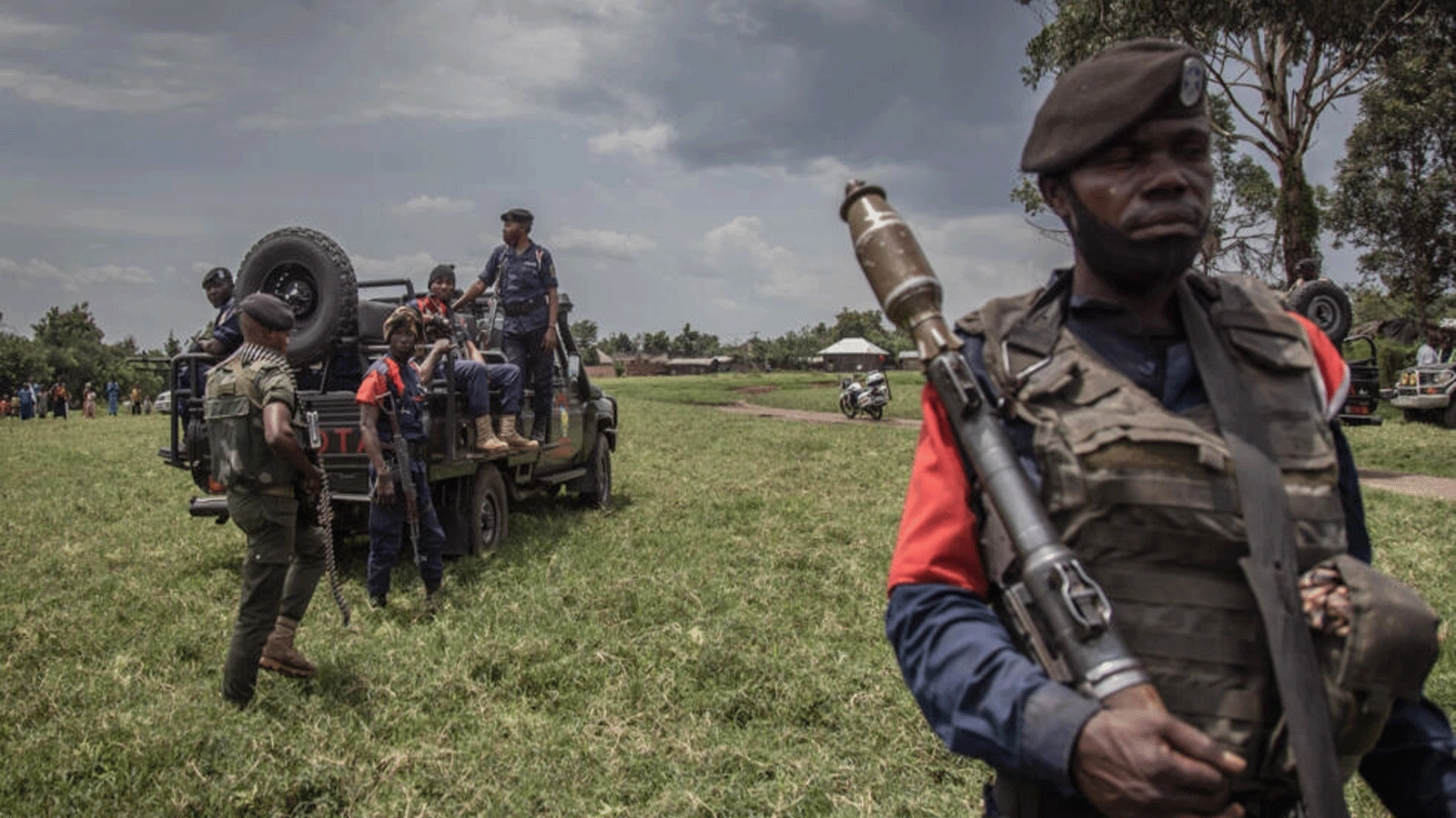 جنود من القوات المسلحة لجمهورية الكونغو الديمقراطية يقومون بدورية أمنية حول مطار كيوانجا بعد أيام من اشتباكات مع متمردي حركة 23 مارس في روتشورو بشرق جمهورية الكونغو الديمقراطية. 3 نيسان\ أبريل 2022