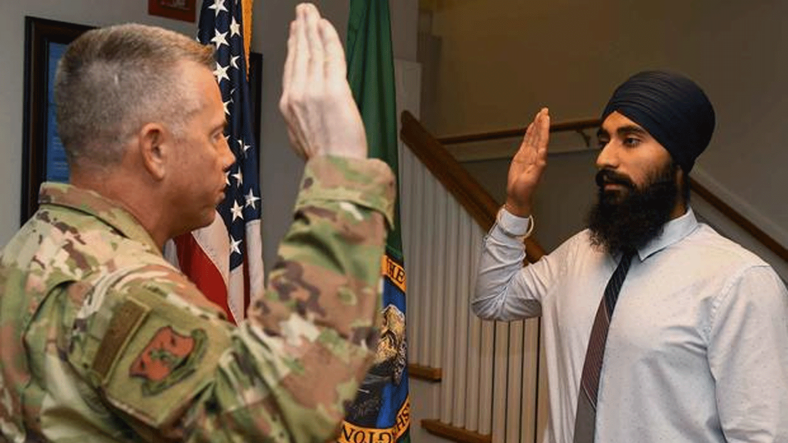 جورشيتان سينغ يتلو قسم التجنيد مع العميد الجنرال جيريمي هورن، قائد الحرس الوطني في واشنطن للطيران أثناء تجنيده في 27 أيلول\ سبتمبر 2019 في كامب موراي، واشنطن. (صورة تابعة للحرس الوطني الجوي)