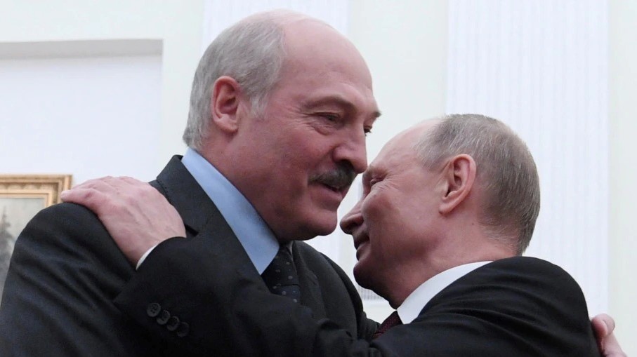 الزعيم البيلاروسي أليكساندر لوكاشينكا (يسار) والرئيس الروسي فلاديمير بوتين (صورة أرشيفية)