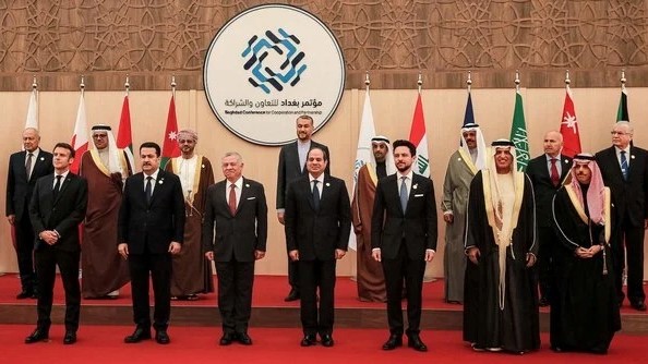 شخصيات بارزة تقف لالتقاط صورة عائلية في بداية 'مؤتمر بغداد للتعاون والشراكة' في سويمة على شاطئ البحر الميت وسط غرب الأردن في 20 ديسمبر 2022