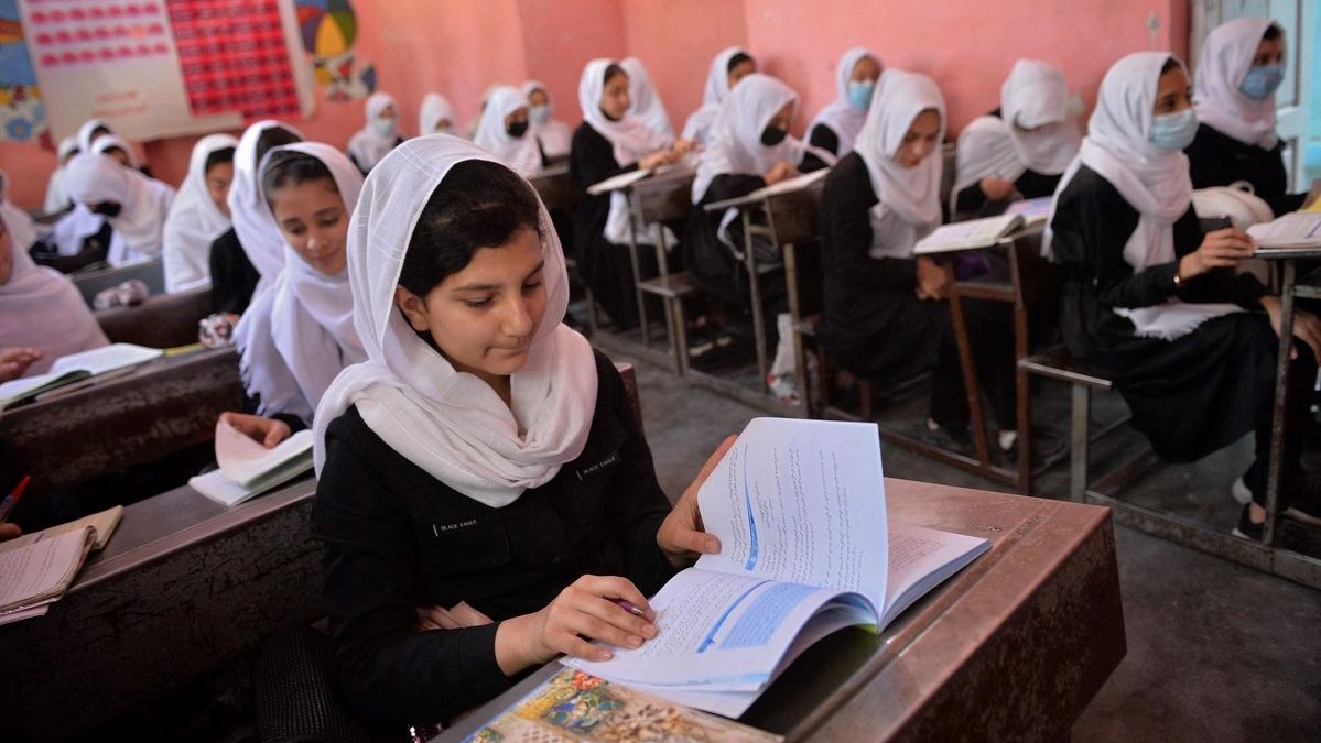 أفغانيات في إحدى المؤسسات التعليمية قبيل سقوط البلاد ثانية في قبضة طالبان