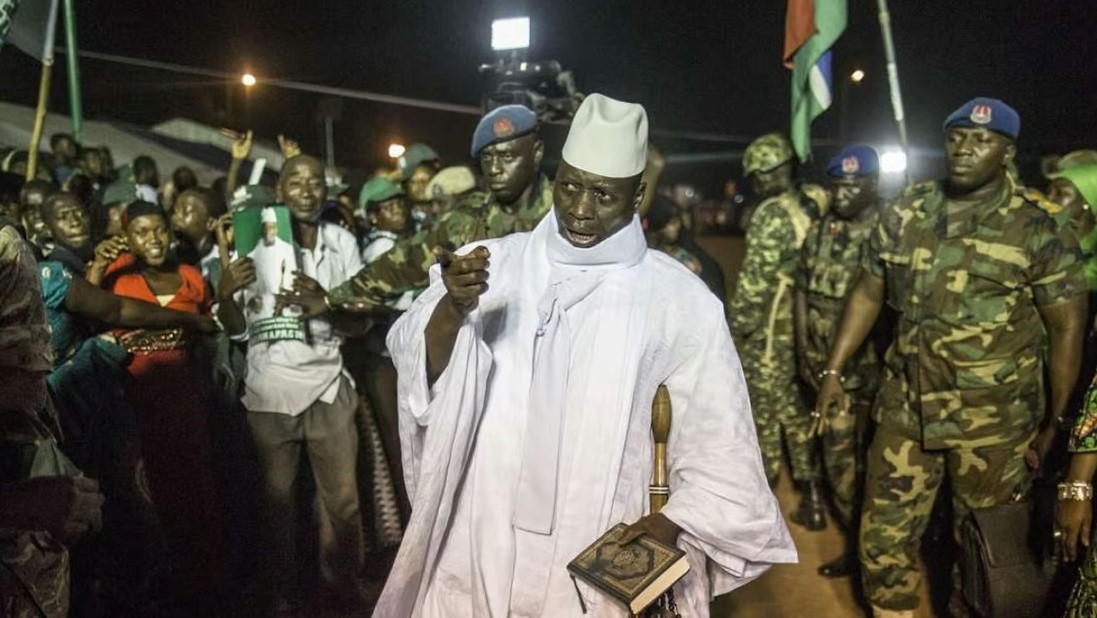 استقبل المؤيدون رئيس غامبيا الحالي يحيى جامح (وسط) لأنه رفض الاستقالة قبل أيام من التنصيب المقرر لمنافسه أداما بارو