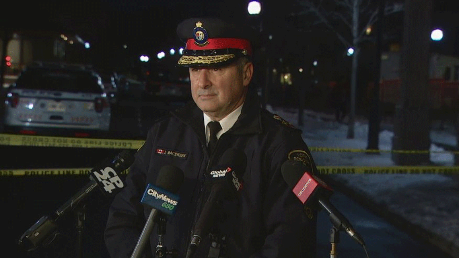  قائد الشرطة المحلية جيم ماك سوين يتحدث للصحافيين