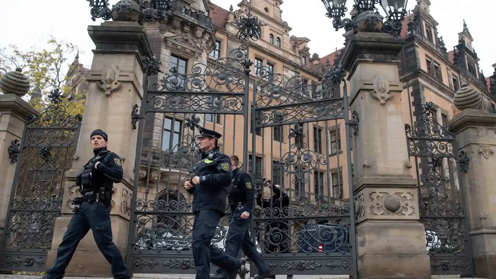 الشرطة تغادر القصر الملكي Residenzschloss في درسدن الذي يضم Green Vault التاريخي (Grünes Gewölbe) بعد حادثةالسرقة في عام 2019