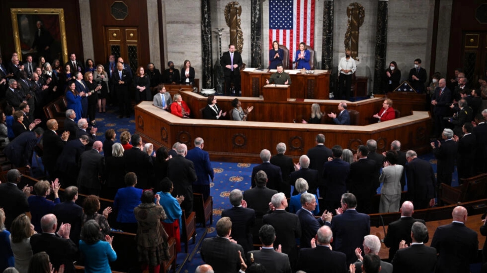 أعضاء الكونغرس الأميركي بمجلسيه يصفّقون وقوفاً للرئيس الأوكراني فولوديمير زيلينسكي في مستهلّ خطاب تاريخي ألقاه في الكابيتول في 21 ديسمبر 2022